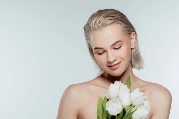 Boldog Meztelen Lány Pózol Tulipán Virág Elszigetelt Szürke Portréja — ingyenes stock fotók