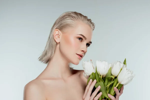 Портрет Обнаженной Блондинки Позирующей Цветами Тюльпана Изолированной Сером — стоковое фото