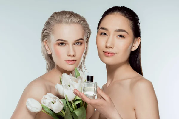 Mulheres Multiculturais Nuas Bonitas Posando Com Tulipas Garrafa Perfume Isolado — Fotografia de Stock