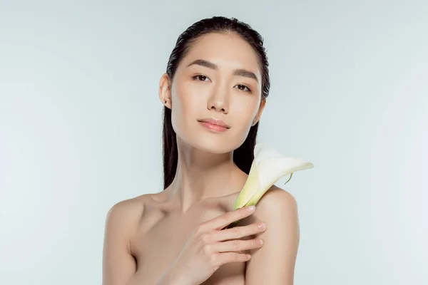 Hermosa Desnudo Asiático Chica Posando Con Calla Flor Aislado Gris — Foto de stock gratuita