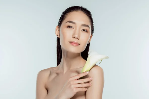 Bella Ragazza Asiatica Nuda Posa Con Fiore Calla Isolato Grigio — Foto stock gratuita