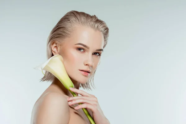 Piękne Nagie Blond Dziewczyna Pozuje Kwiat Calla Szarym Tle — Zdjęcie stockowe