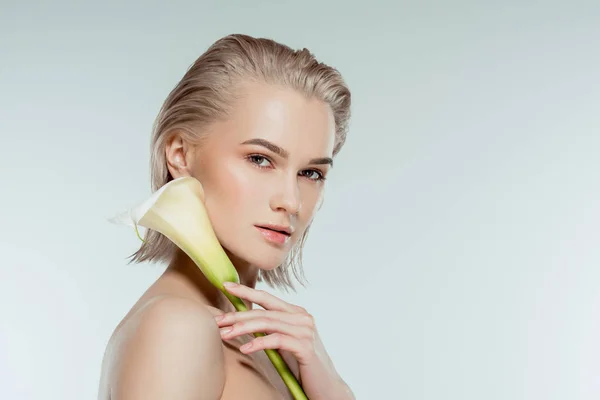 Hermosa Chica Rubia Desnuda Posando Con Flor Calla Aislado Gris — Foto de Stock