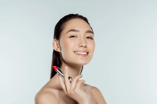 Hermosa Sonriente Asiática Mujer Sosteniendo Rojo Lápiz Labial Aislado Gris —  Fotos de Stock