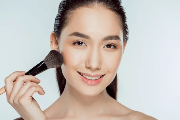 Bella Donna Asiatica Applicando Polvere Con Pennello Cosmetico Isolato Grigio — Foto Stock