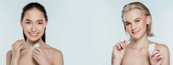 Привлекательные Улыбающиеся Мультикультурные Девушки Позирующие Зубной Нитью Изолированные Сером — стоковое фото