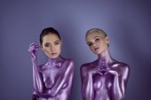atraktivní multikulturní dívky v Nachovy Trpyt pózuje pro módní střílet, izolované na fialové