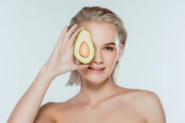 sarışın kız avokado ile poz gülümseyen, gri izole