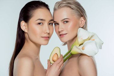 gri, izole avokado ve calla çiçekli poz güzel çok kültürlü çıplak kızlar cilt bakım kavramı