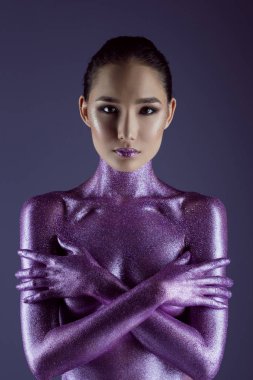 Asyalı kız mor üzerinde izole ultra violet glitter