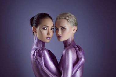 çok kültürlü kızlarda güzel her diğer, mor izole sarılma ultra violet glitter