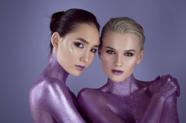 birlikte, üzerinde izole mor sarılma ultra violet glitter çok ırklı güzel kızlar