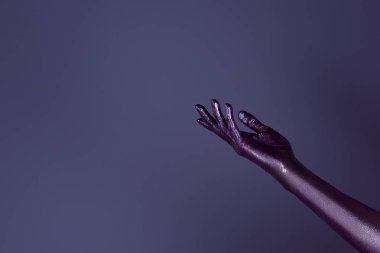 ultra violet glitter, mor izole kadın elinde kırpılmış görünümünü