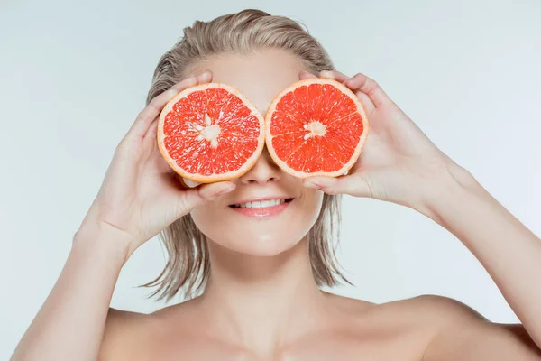 Mladá Žena Držící Půlky Grapefruitu Oči Izolované Grey — Stock fotografie