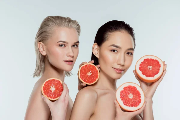 Multicultural Attractive Women Posing Halves Grapefruit Isolated Grey Skin Care — Stock Photo, Image