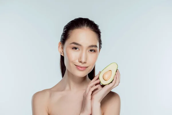 Attraktive Asiatische Mädchen Posiert Mit Avocado Isoliert Auf Grau — Stockfoto