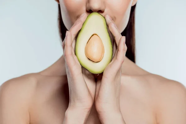 Bijgesneden Weergave Van Naakte Meisje Poseren Met Natuurlijke Avocado Geïsoleerd — Stockfoto