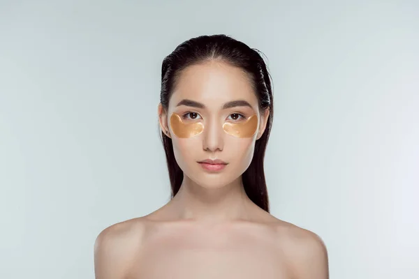 黄金の目パッチ グレーに分離された美しいアジアの女の子 — ストック写真