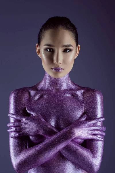 Азиатка Ультрафиолетовом Блеске Изолированная Фиолетовый — стоковое фото