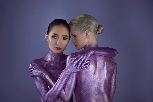 Meninas Nuas Multiétnicas Brilho Ultravioleta Abraçando Juntos Isolados Roxo — Fotografia de Stock