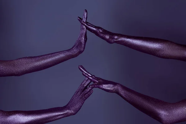 Частковий Вигляд Жіночих Рук Фіолетовому Блиску Який Торкається Один Одного — стокове фото