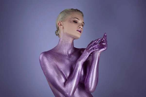 Menina Elegante Concurso Pintado Com Brilho Ultravioleta Isolado Roxo — Fotografia de Stock