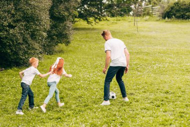 babası ile futbol topu parkta oynayan sevimli küçük çocuklar ile 