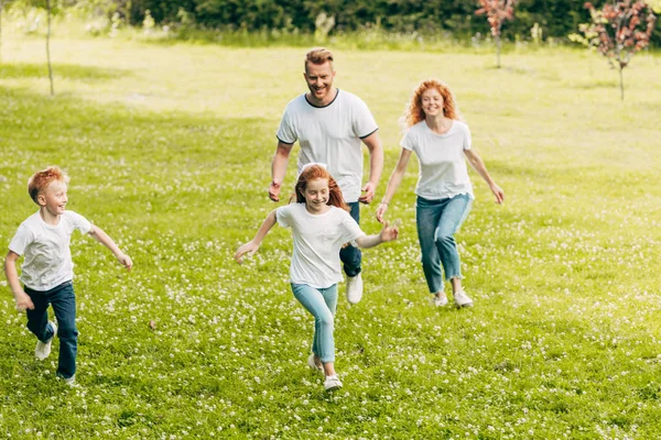 Famiglia Felice Con Due Bambini Che Divertono Corrono Insieme Parco — Foto Stock