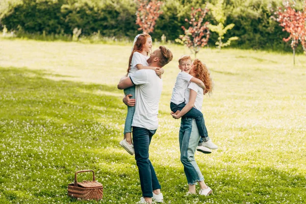 Boldog Szülők Átölelve Imádnivaló Gyerekek Piknik Parkban — Stock Fotó