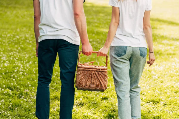 Bijgesneden Schot Van Jong Koppel Houden Picknickmand Wandelen Het Park — Stockfoto