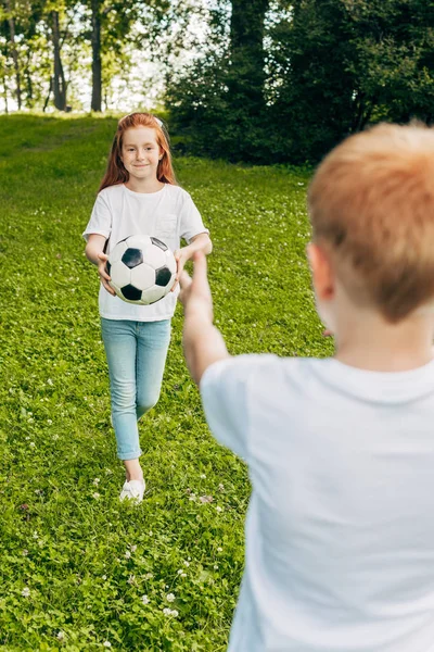 Schnappschuss Von Bruder Und Schwester Beim Fußballspielen Park — kostenloses Stockfoto