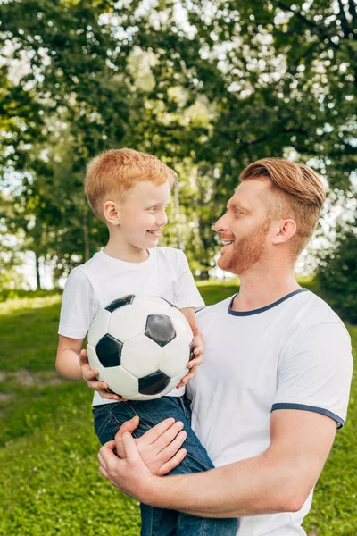 Boldog Apa Fia Gazdaság Futball Labda Mosolyogva Egymást Park — Stock Fotó