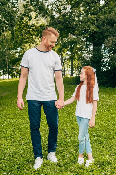 Happy Červené Vlasy Otec Dcera Drželi Ruce Usmívá Navzájem Parku — Stock fotografie zdarma