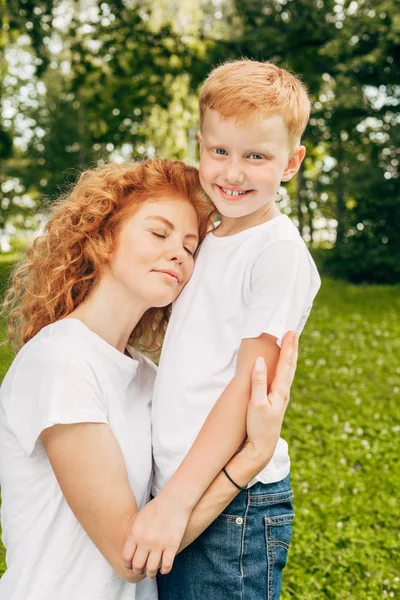 Glückliche Junge Mutter Umarmt Entzückenden Kleinen Sohn Park — Stockfoto