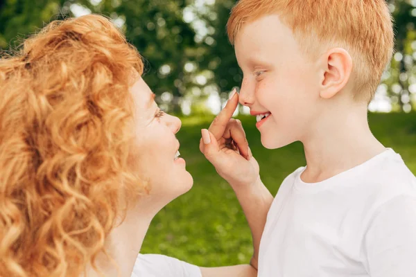Side View Happy Redhead Mother Son Smiling Each Other Park — Free Stock Photo