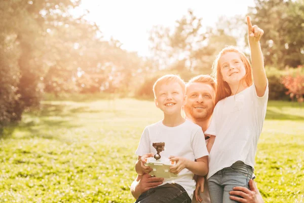 Feliz Padre Con Lindos Niños Jugando Con Drones Juntos Parque —  Fotos de Stock