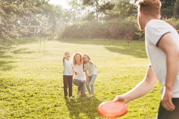 Família Ruiva Feliz Jogando Com Disco Voador Parque — Fotografia de Stock