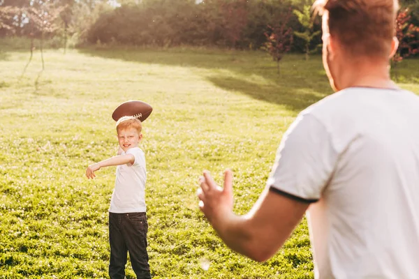 父亲和儿子在公园打橄榄球的镜头 — 图库照片