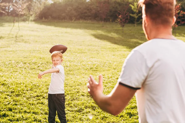 Tiro Recortado Padre Hijo Jugando Con Pelota Rugby Parque —  Fotos de Stock