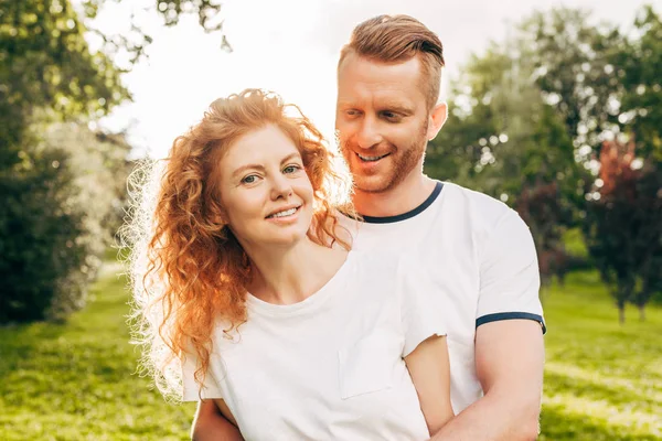 公園で一緒に時間を過ごす美しい赤毛の幸せカップル — ストック写真
