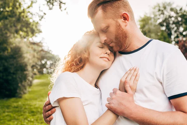 Gelukkig Roodharige Paar Omarmen Terwijl Permanent Samen Park — Stockfoto