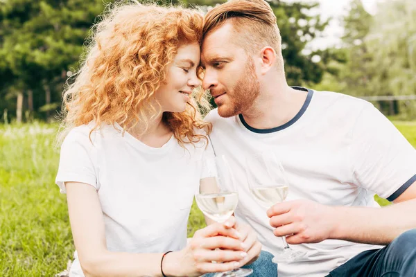 Casal Feliz Tocando Testa Enquanto Bebe Vinho Piquenique Parque — Fotografia de Stock