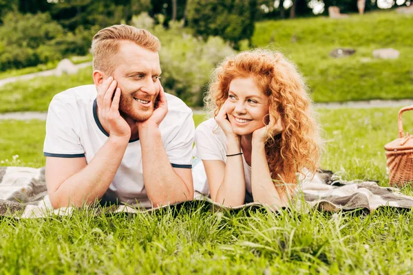 Glada Rödhårig Par Leende Varandra Liggande Tillsammans Pläd Picknick — Stockfoto