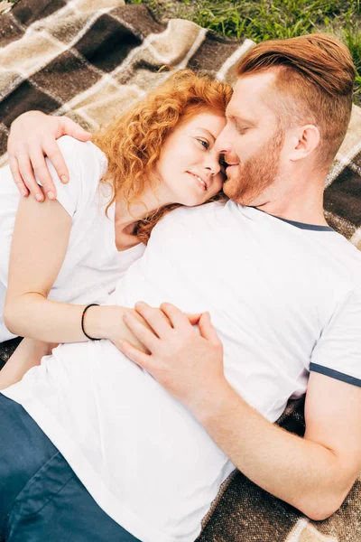 Visão Alto Ângulo Feliz Jovem Casal Mãos Dadas Deitado Juntos — Fotos gratuitas