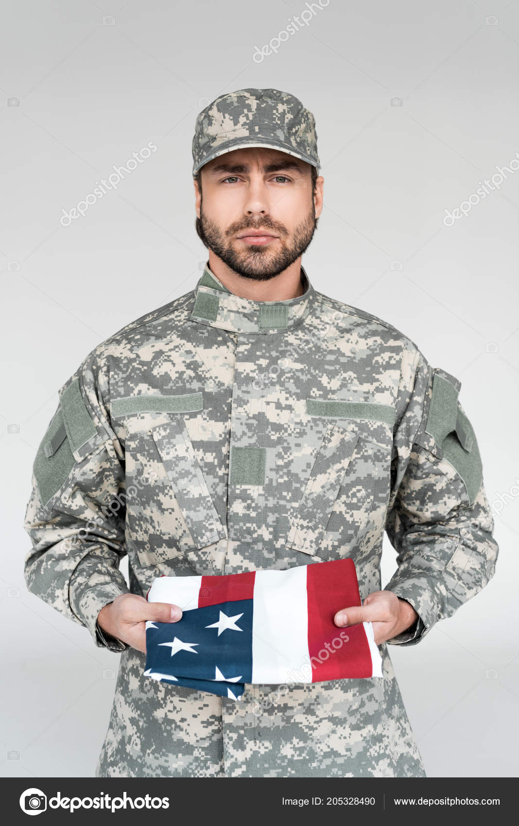 Retrato Soldado Masculino Uniforme Militar Con Bandera Americana Las Manos:  fotografía de stock © IgorVetushko #205328490