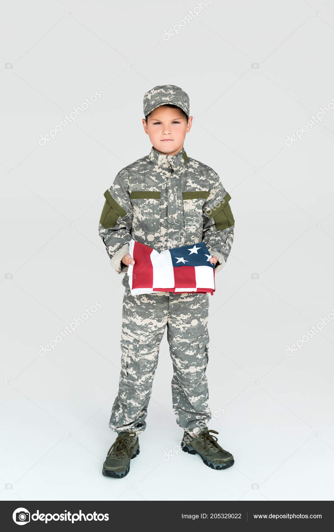 Retrato Criança Uniforme Militar Segurando Dobrado Bandeira Americana  Isolado Cinza fotos, imagens de © IgorVetushko #205329142