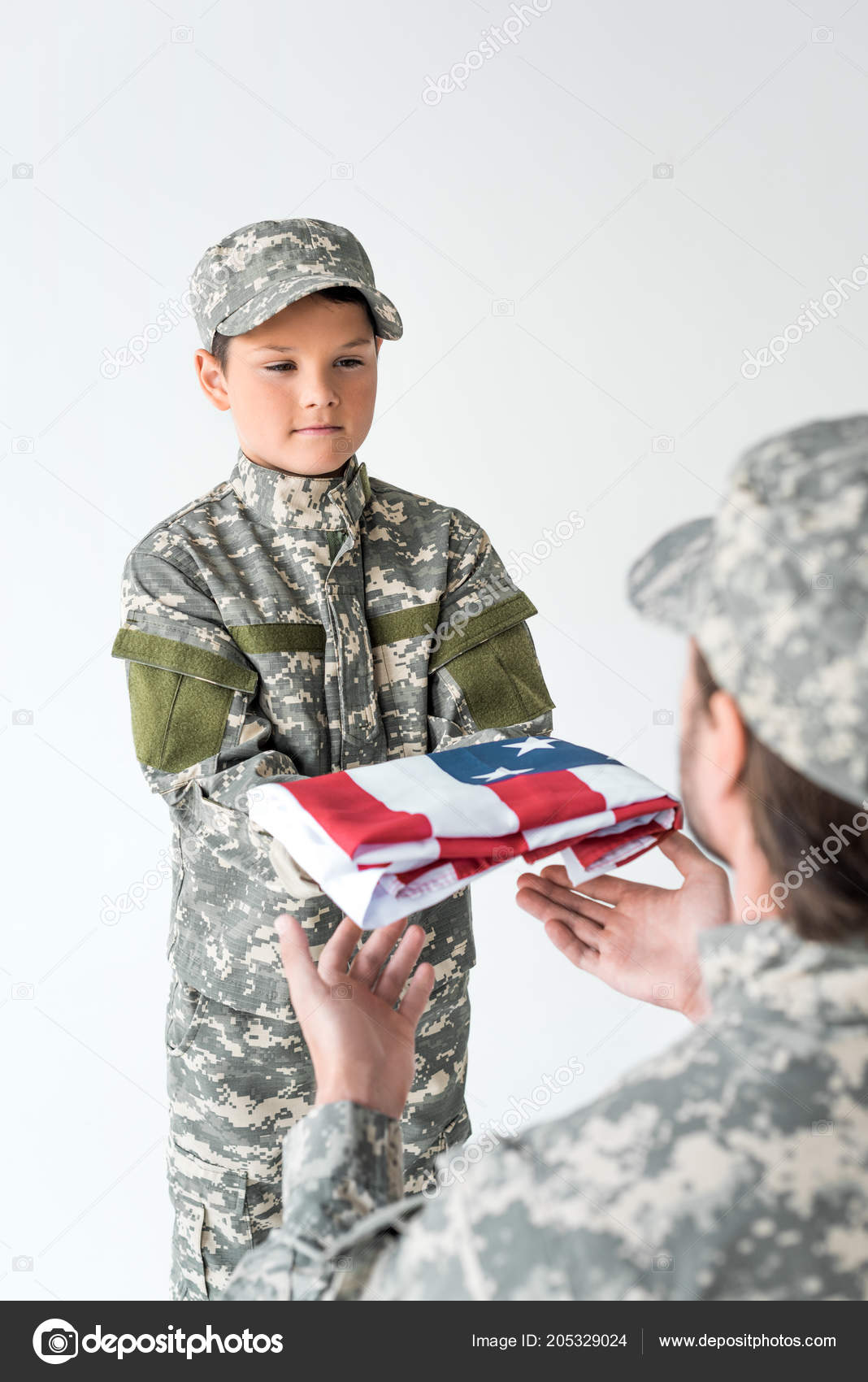 Visão Parcial Menino Roupas Camuflagem Dando Dobrado Bandeira Americana  Para fotos, imagens de © IgorVetushko #205329024