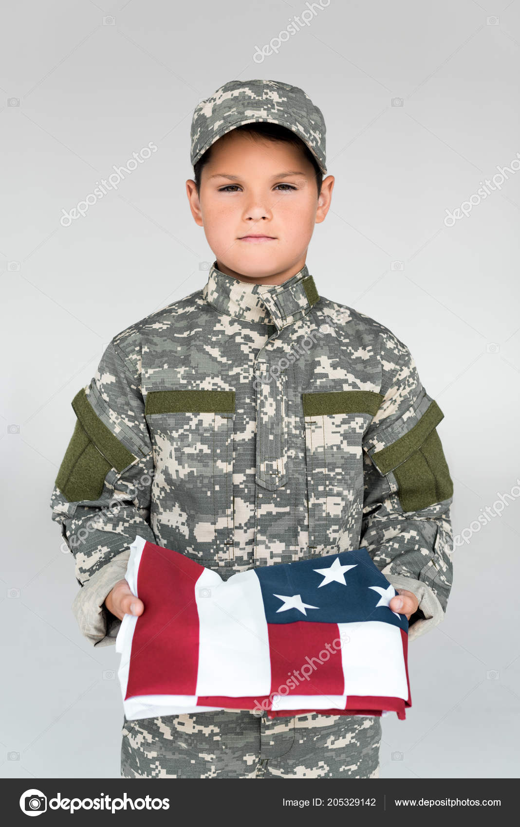 Retrato Criança Uniforme Militar Segurando Dobrado Bandeira Americana  Isolado Cinza fotos, imagens de © IgorVetushko #205329142