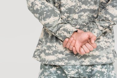 atış erkek asker askeri üniforma izole üzerinde gri renkle kırpılmış