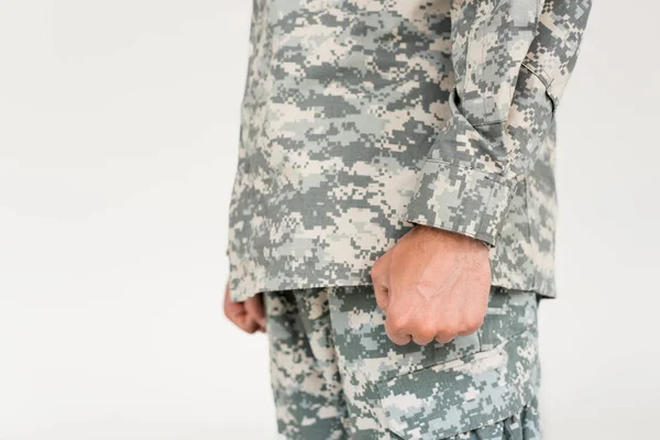 Tiro Cortado Soldado Masculino Uniforme Militar Isolado Cinza — Fotografia de Stock